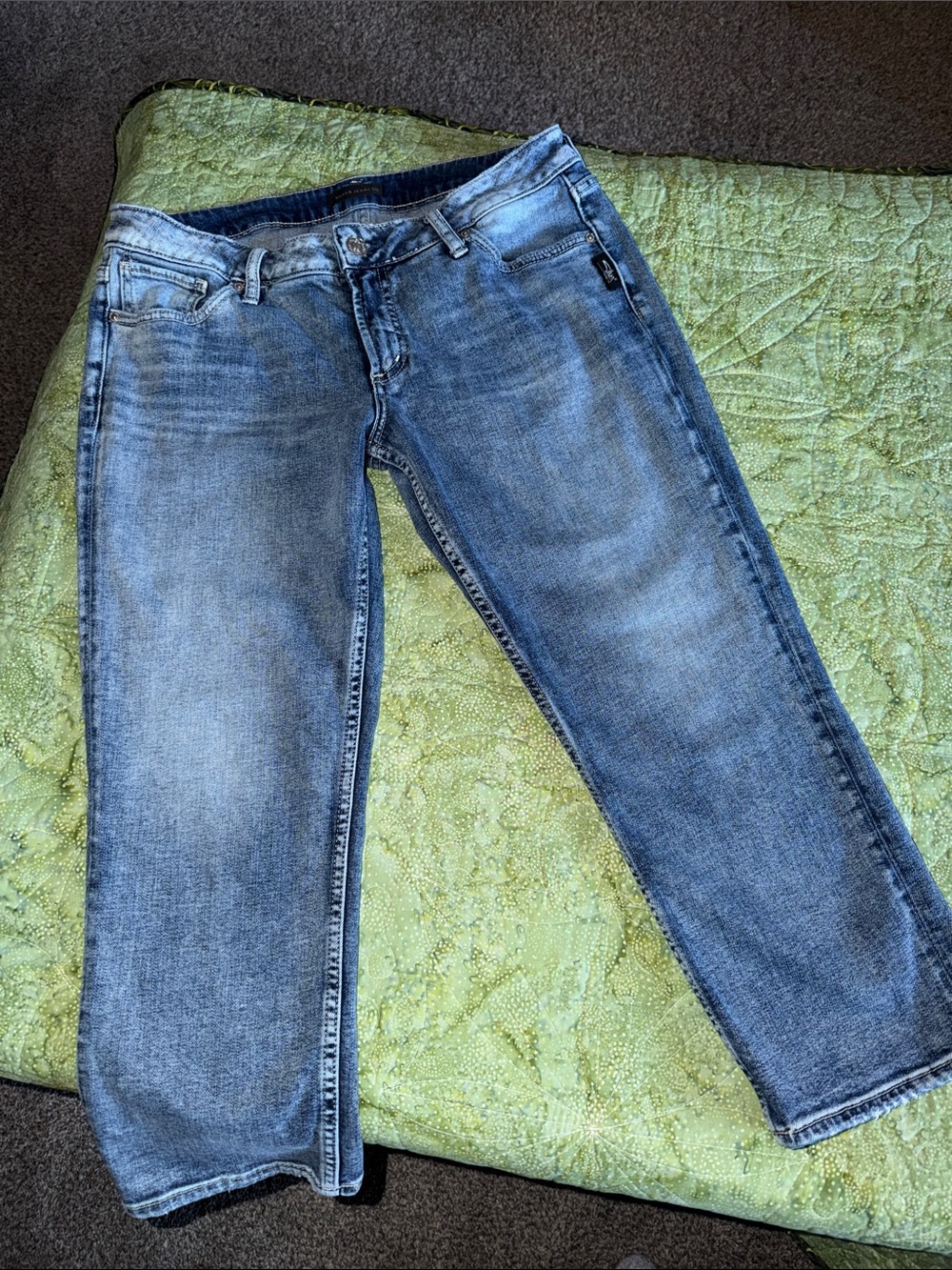 Silver SUKI CAPRI/Ankle Jeans size 30 x 22.5”